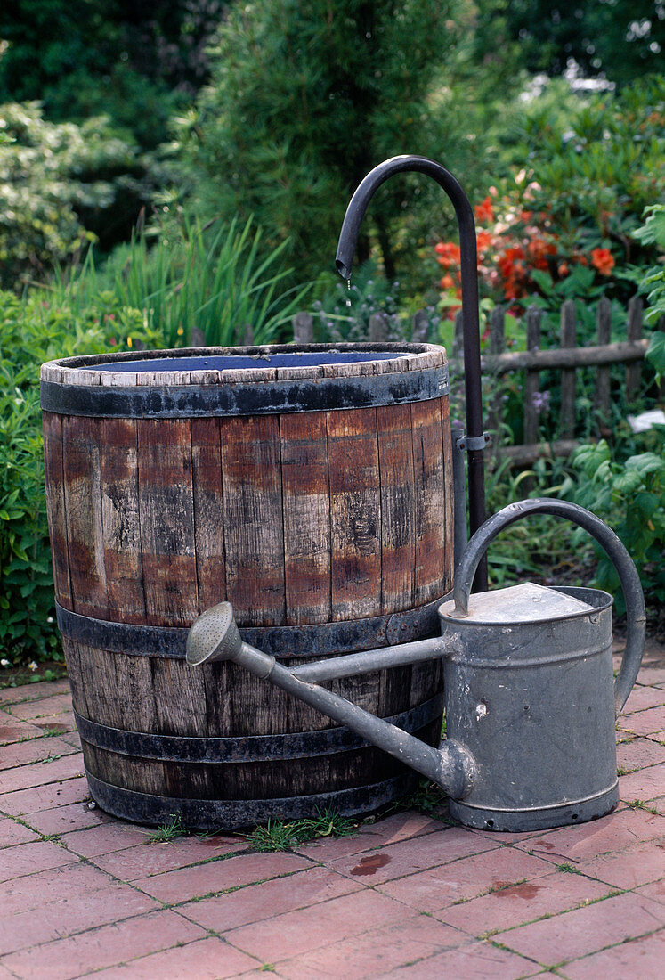 Wooden barrel with curved water inlet