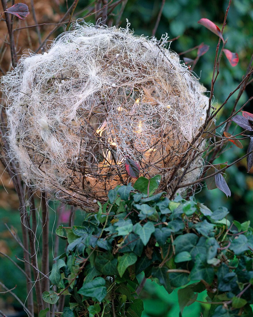 Light object, made of chicken wire Ball shapes with clematis tendril