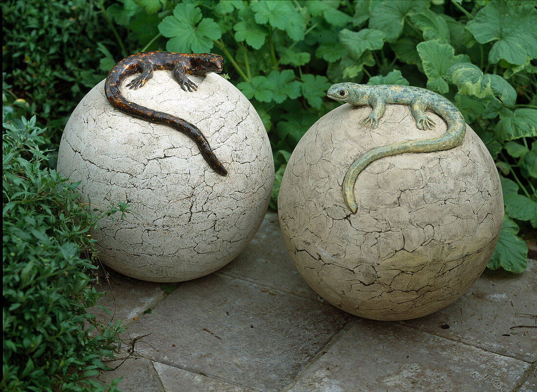 Pottery balls with lizard as garden decoration