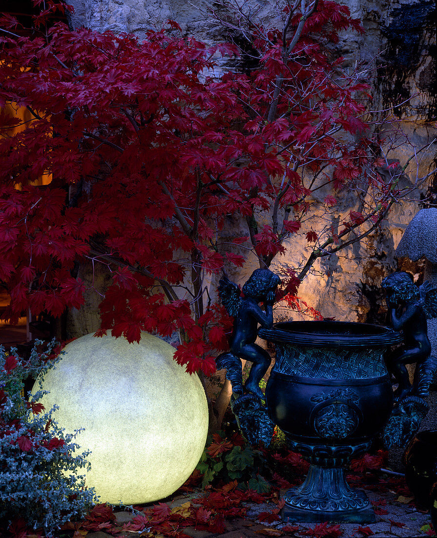 Illuminating sphere as garden light