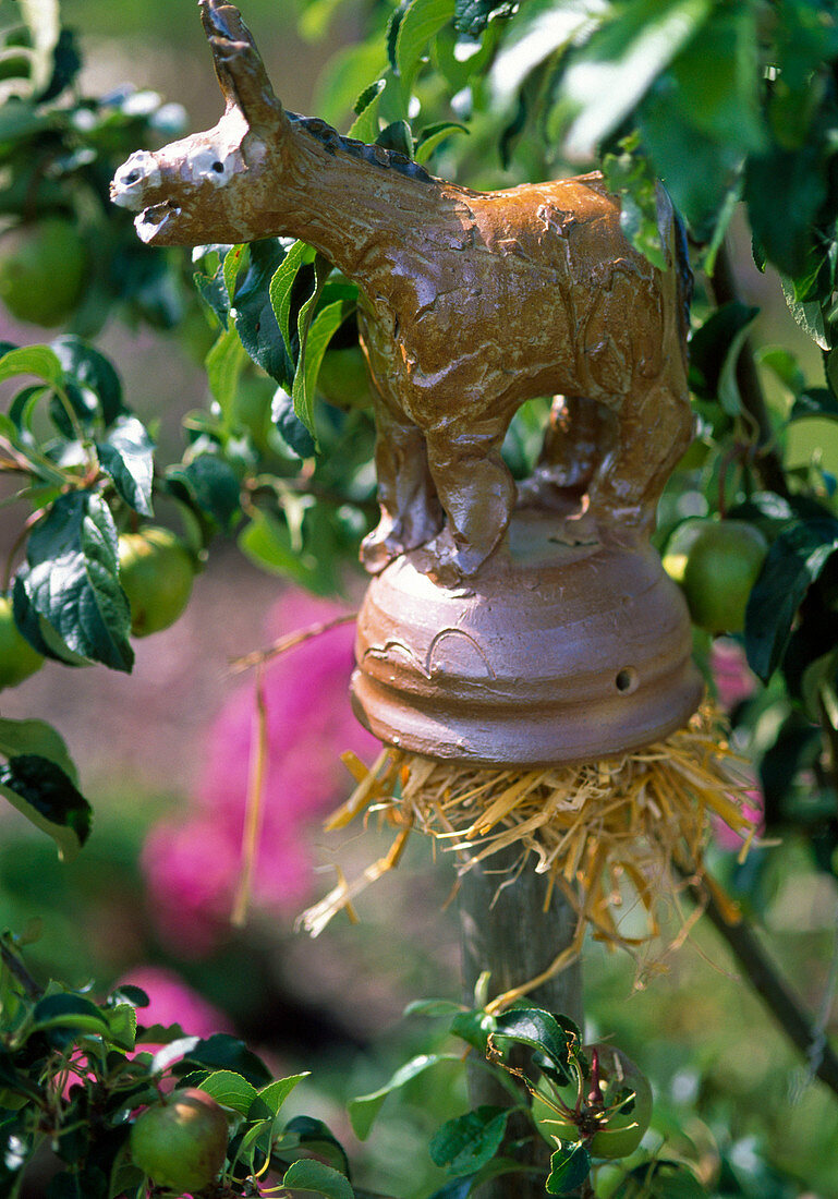 Keramikesel with straw as earwig house