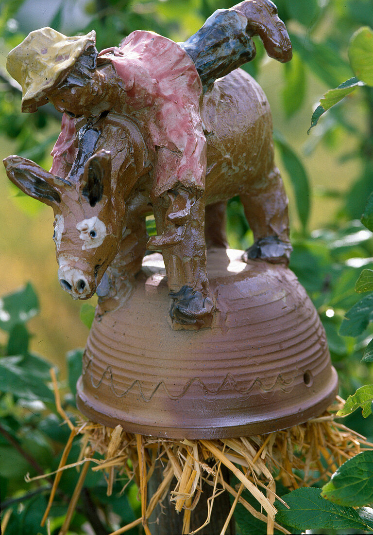 Handgetöpferter Esel mit Reiter, mit Stroh gefüllt als Ohrwurm