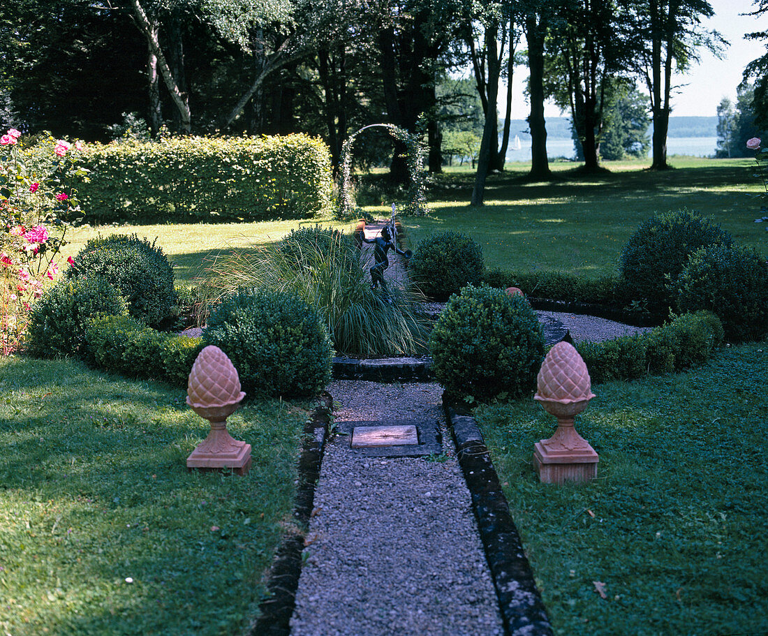 Round border with Buxus (box) hedge and balls