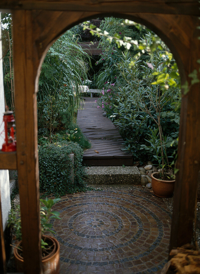 Passageway from garage to round pavement