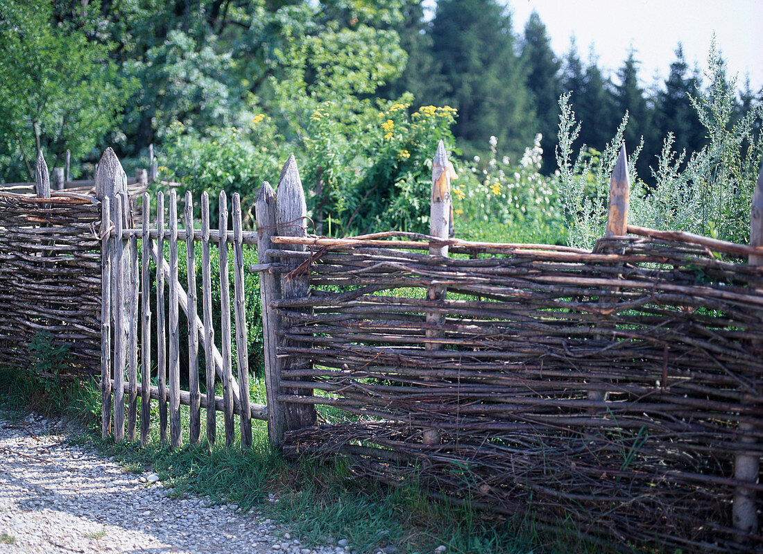 Flechtzaun für den Bauerngarten