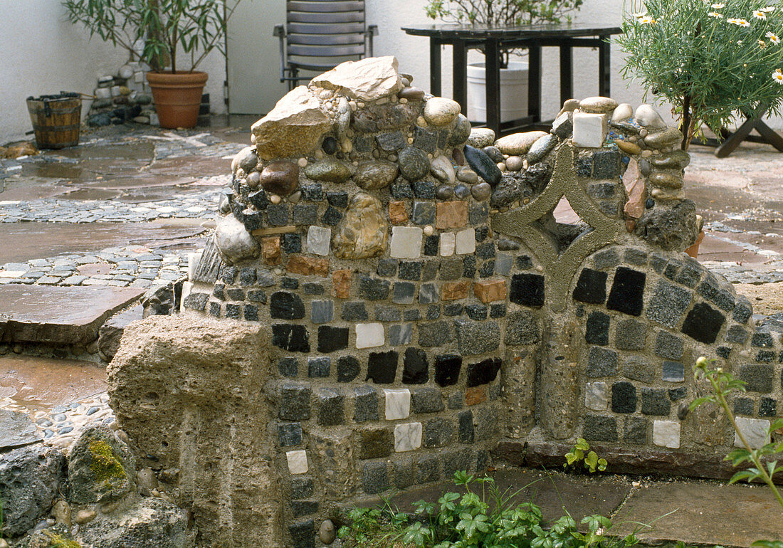 Wild paving as mosaic on small wall