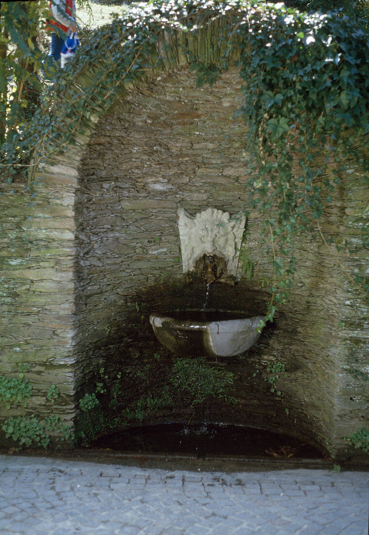 Grotte aus Naturstein