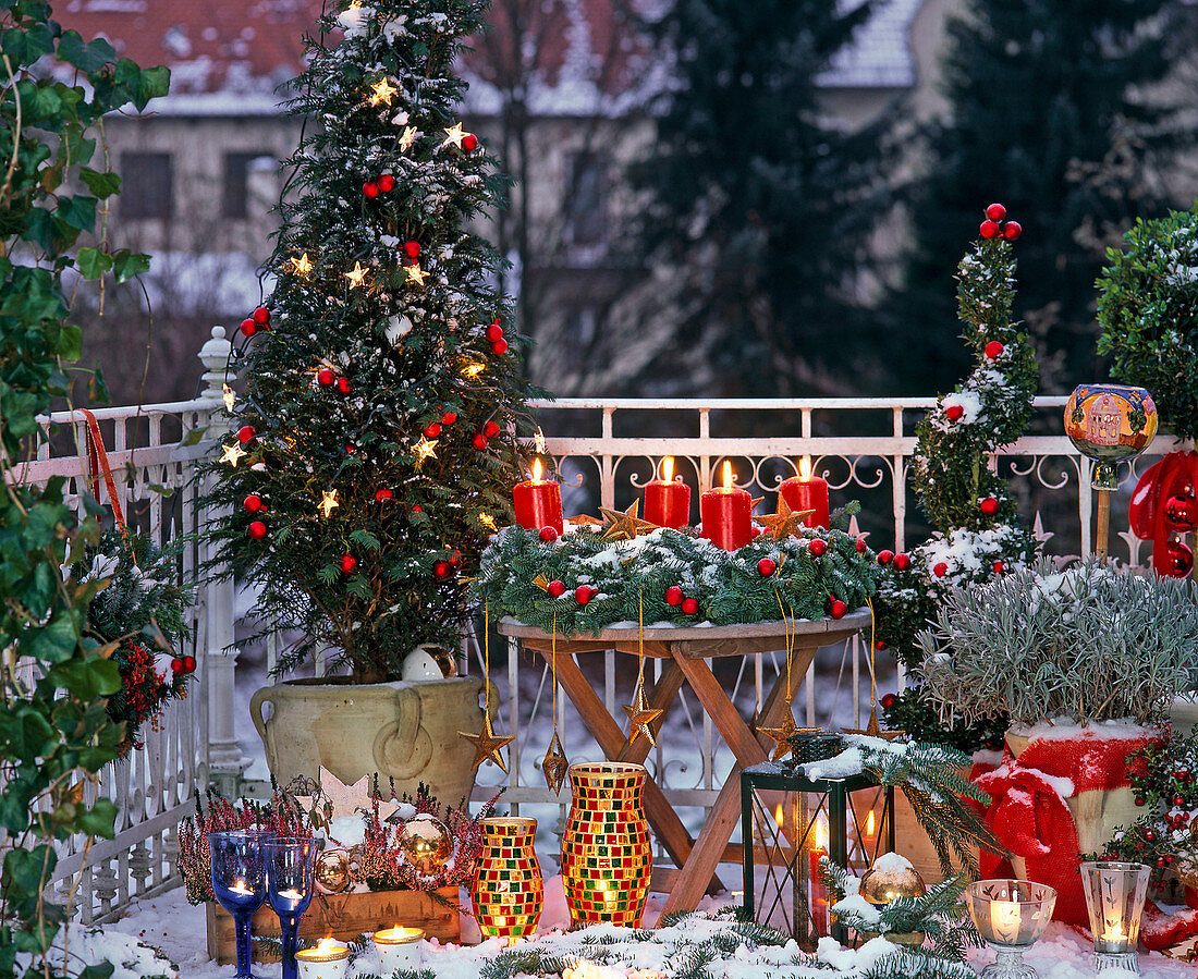 Balcony with Christmas decorations, Taxus