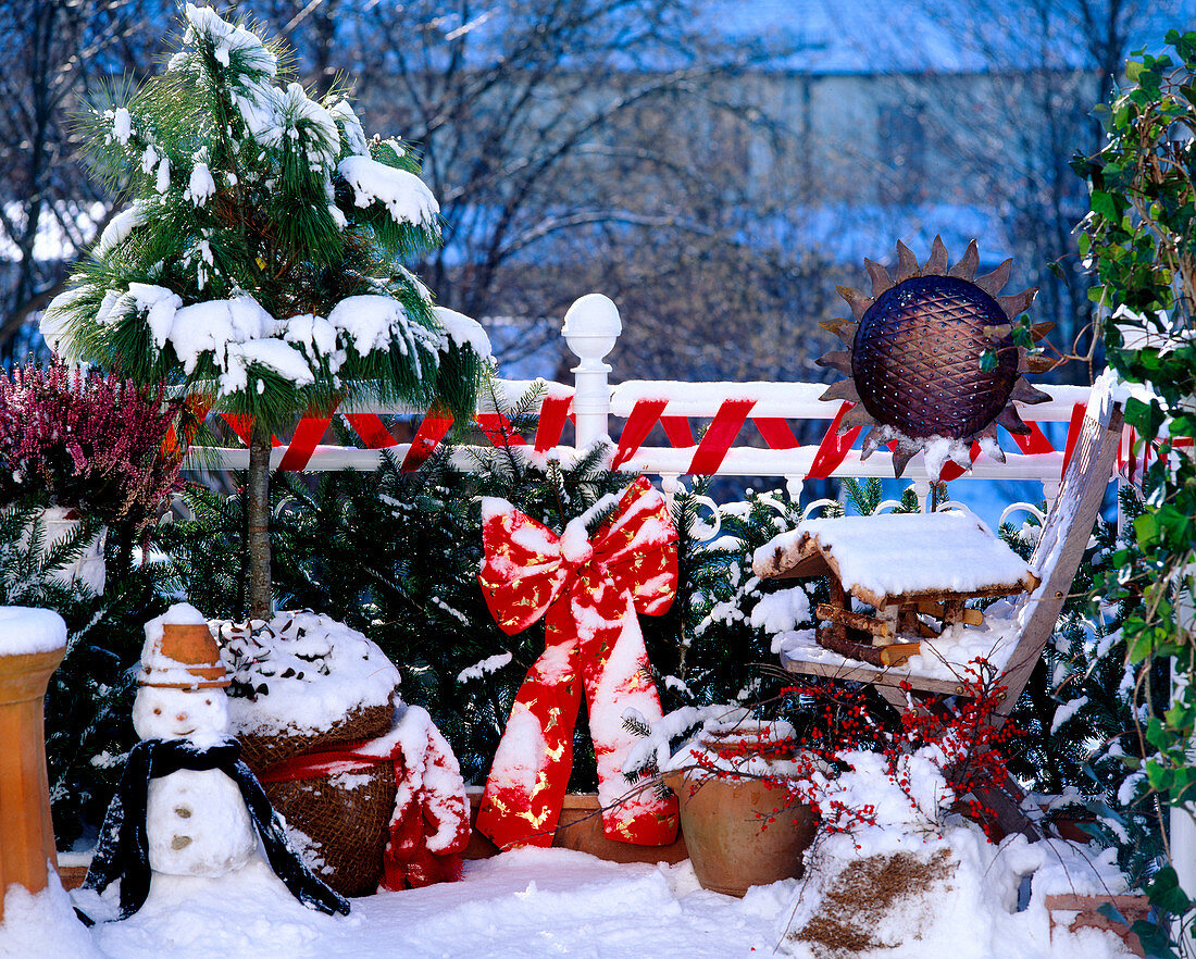 Weihnachtlich geschmückter Balkon