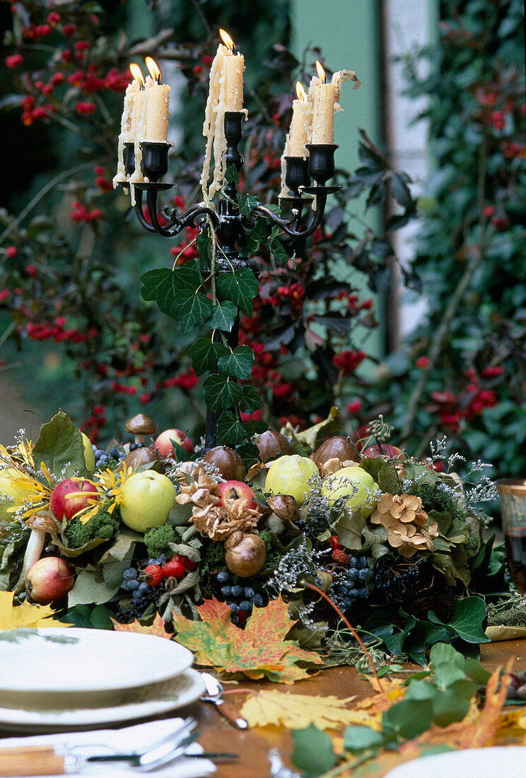 Kerzenhalter und Fruchtkranz