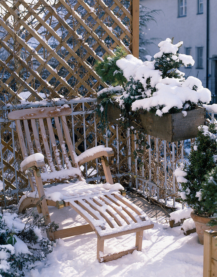 Deckchair im Winter auf Balkon