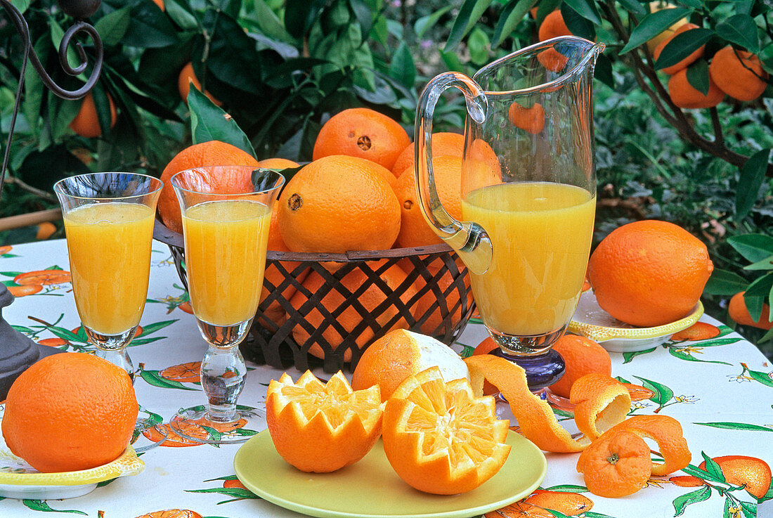Arrangement mit Orangen und Orangensaft