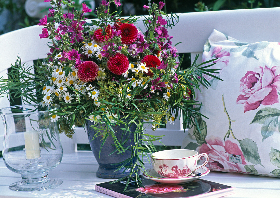 Strauß aus Dahlien, Malven, Margeriten und Zierspargel