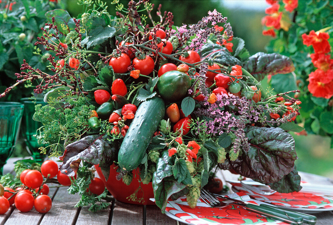 Gemüsestrauß aus Tomaten, Zierpaprika, Hopfen