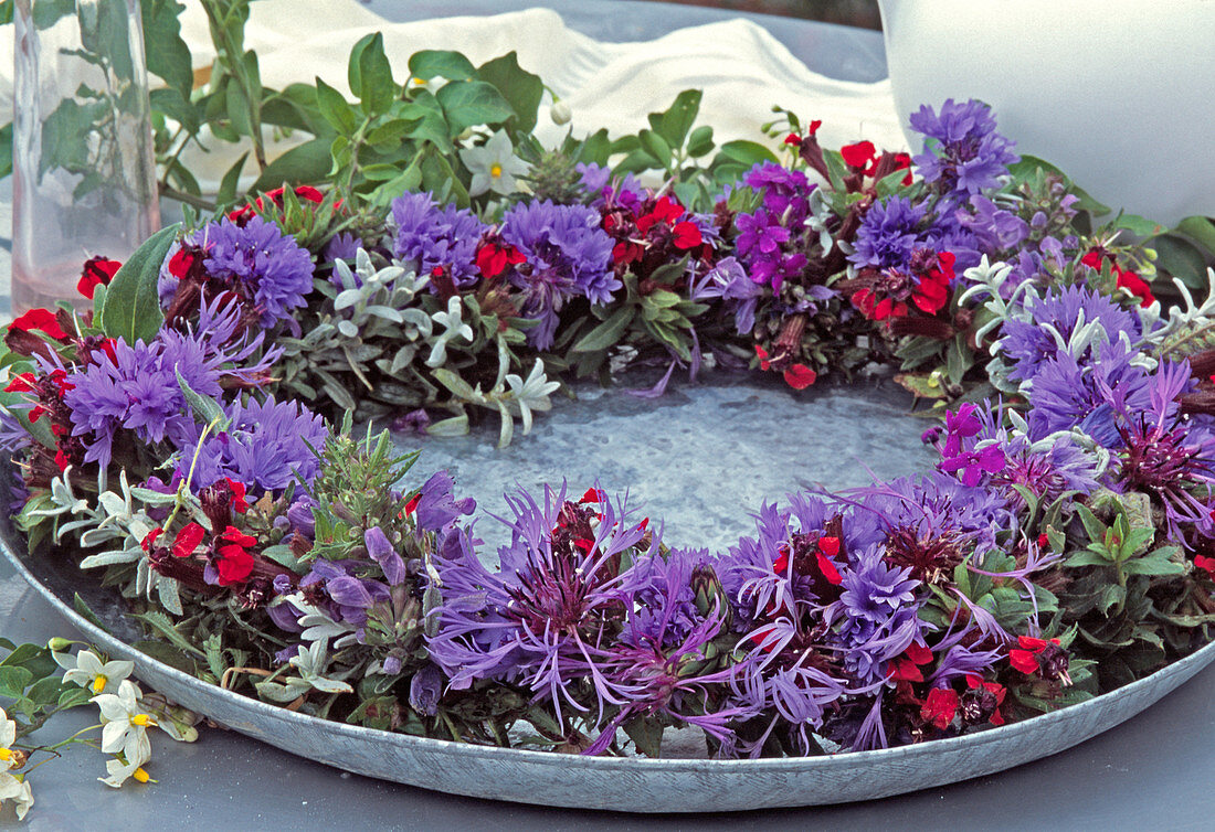 Kranz mit Centaurea, Lobelia