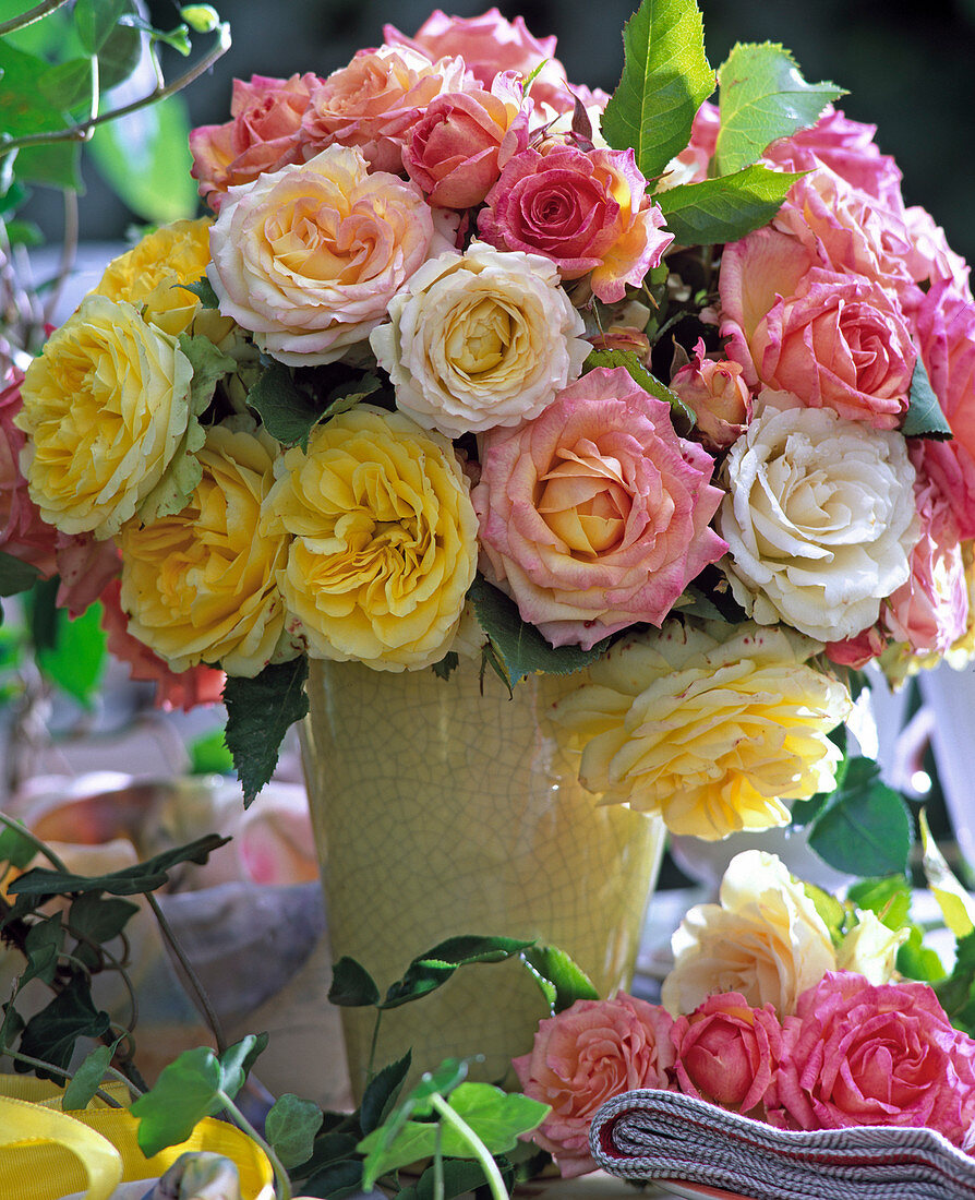 Strauß mit Kordana-Rosen 'Goldy' (gelb), 'champagner' (creme)