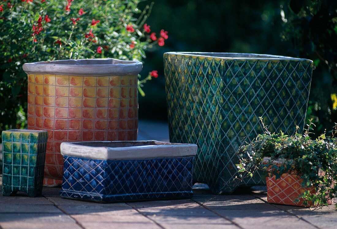 Glazed clay pots with lattice pattern