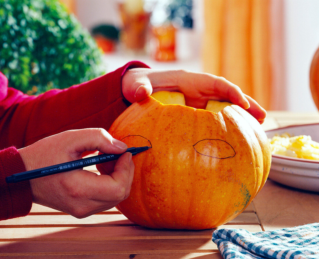 Homemade Halloween face - Drawing a face on a pumpkin