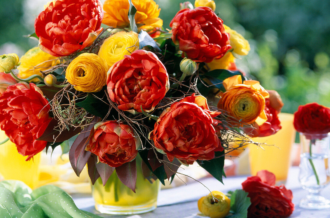 Strauß mit Ranunculus asiaticus, Tulipa