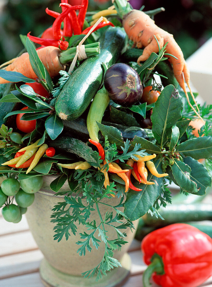 Gemüsestrauß: Tomaten, Zucchini, Gurken, Paprika, Lorbeer