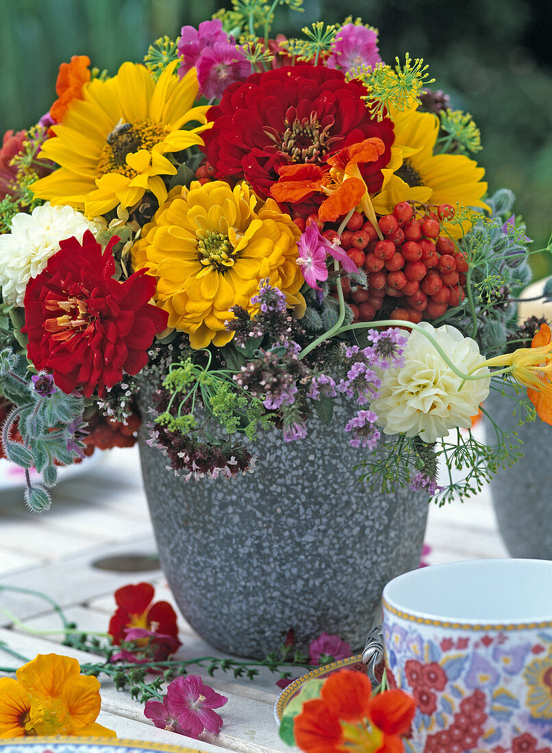 Sommerstrauß mit Zinnia elegans (Zinnie), Helianthus (Sonnenblume)