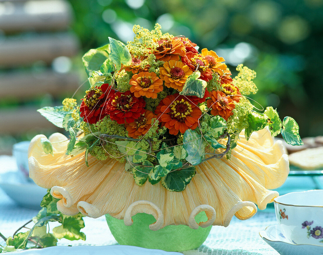 Biedermeier bouquet: Zinnia elegans (zinnia), Alchemilla (lady's mantle)