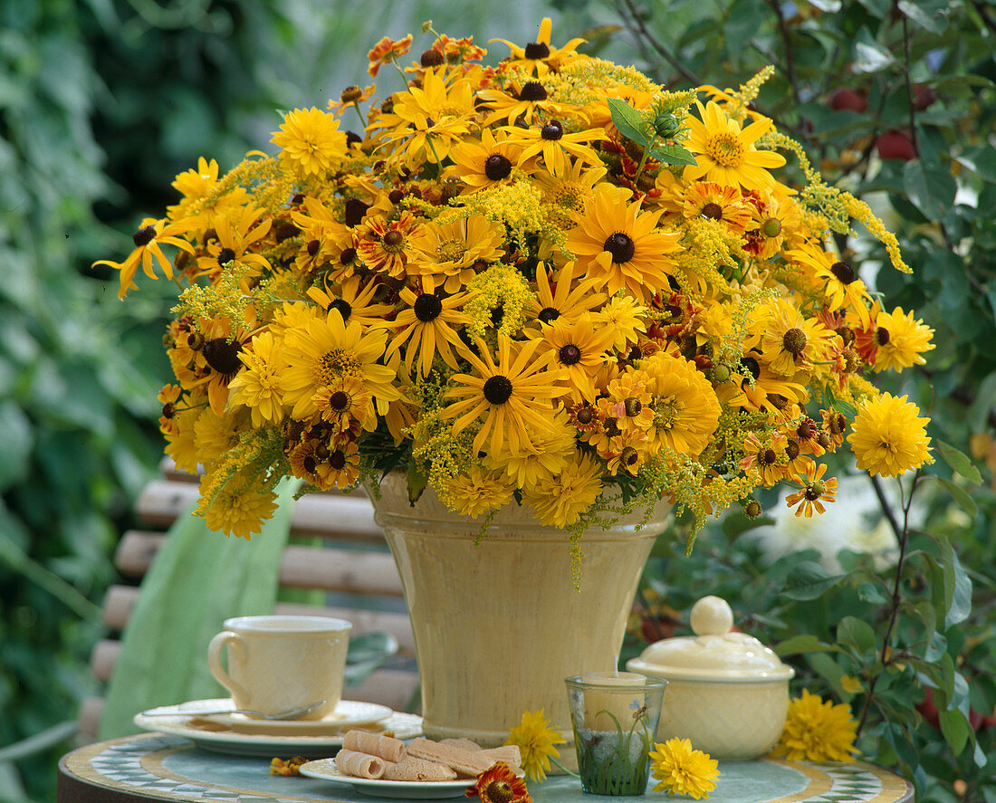 Spätsommerstrauß mit Rudbeckia (Sonnenhut), Solidago