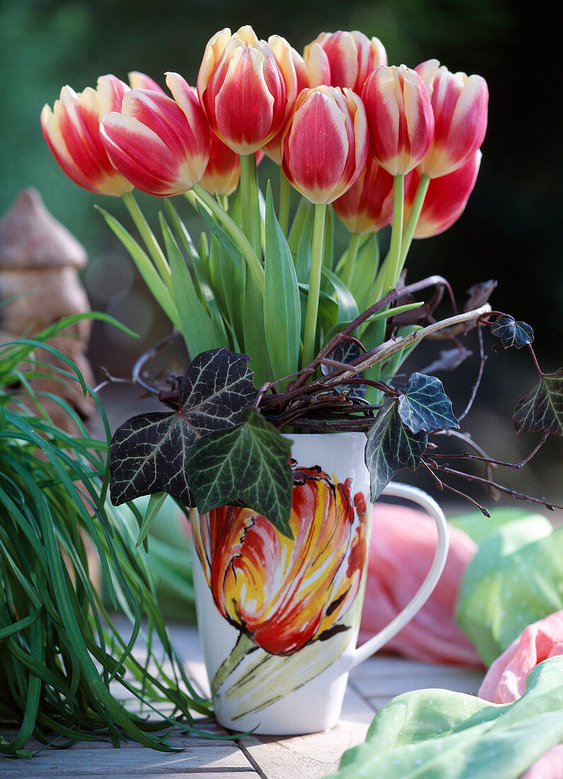 Tulipa hybr. (tulips), Hedera (ivy wreath)