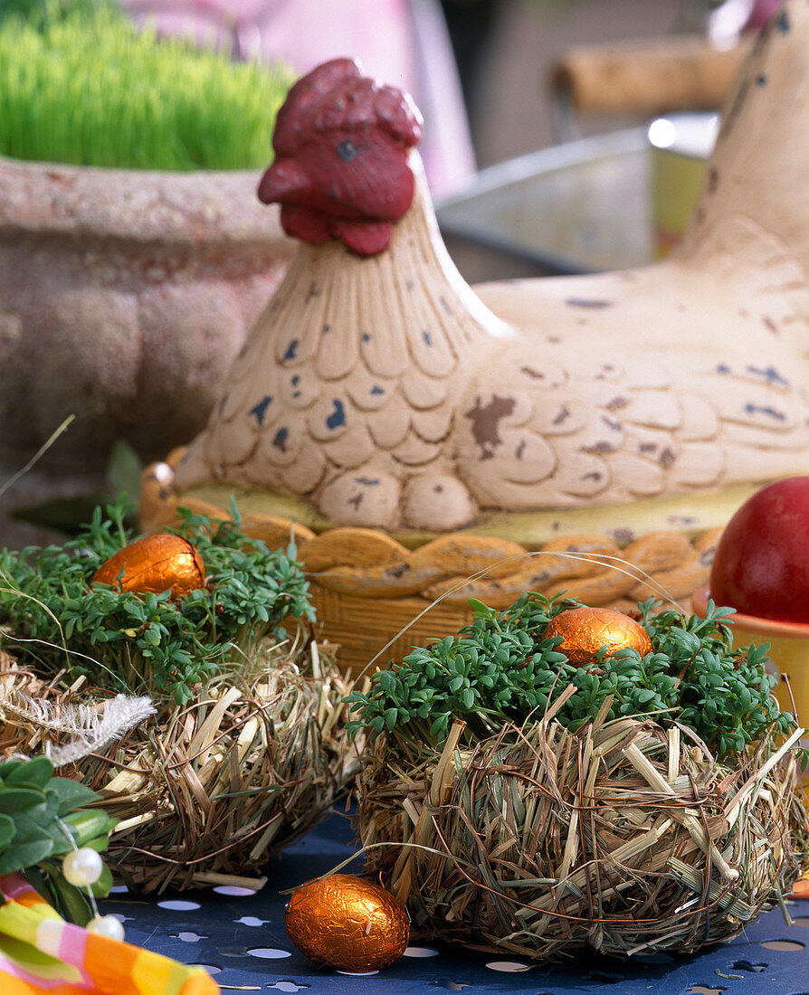 Clay chicken, nests of cress and hay