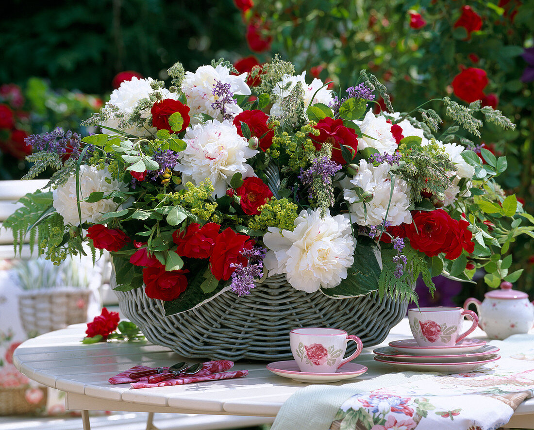 Korb mit Paeonia (Pfingstrosen), Rose 'Flammentanz'