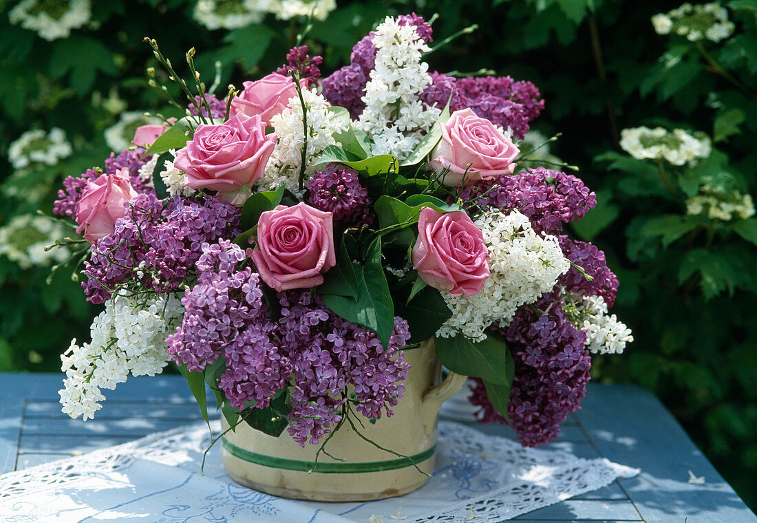 Duftstrauß mit Syringa vulgaris / Flieder, Rosenblüten