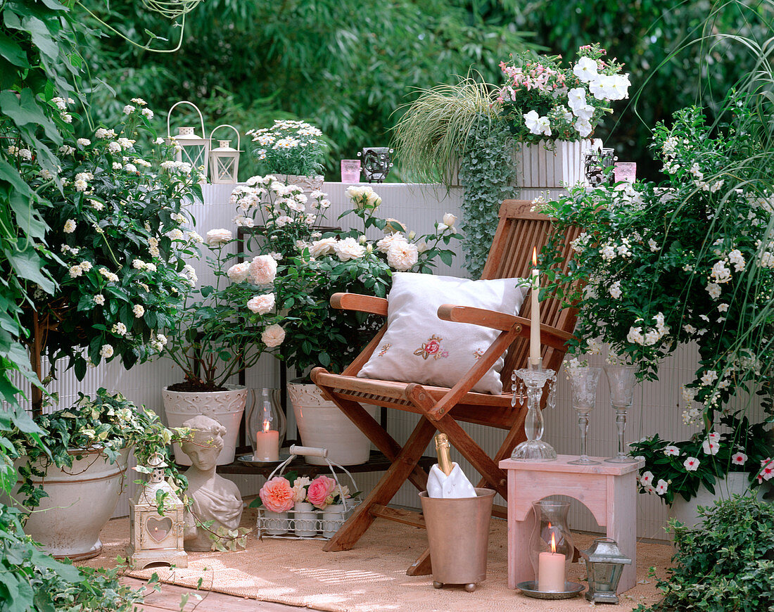 Weißer Balkon mit Lantana camara (Wandelröschen), Rosen,