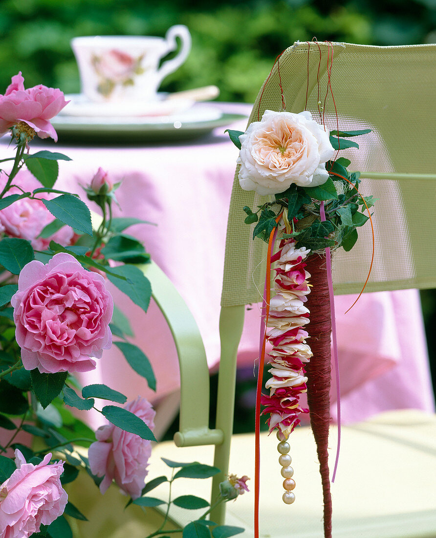 Deko für Kaffeetafel: Rosenblüte u. Hedera (Efeublätter in Sisaltüte)