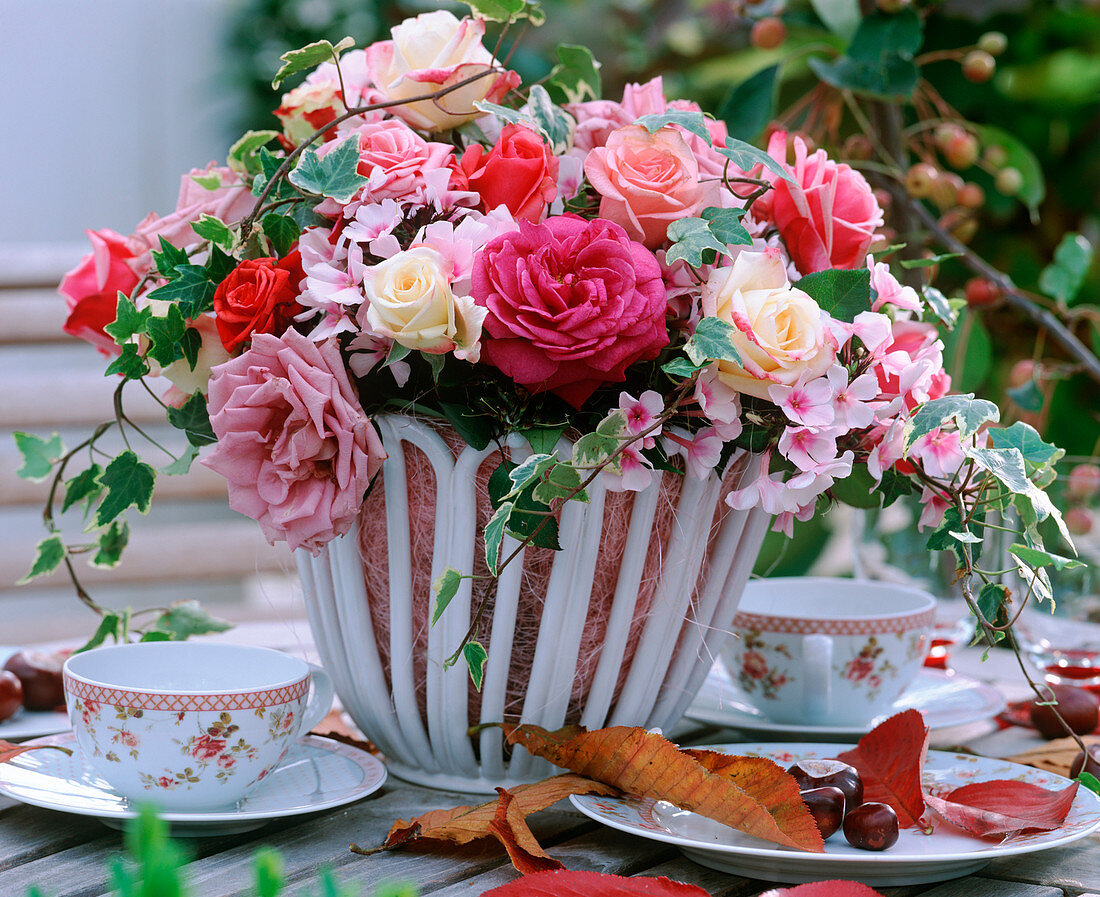 Bouquet with rose blossoms, Phlox (flame flower), Hedera (ivy)