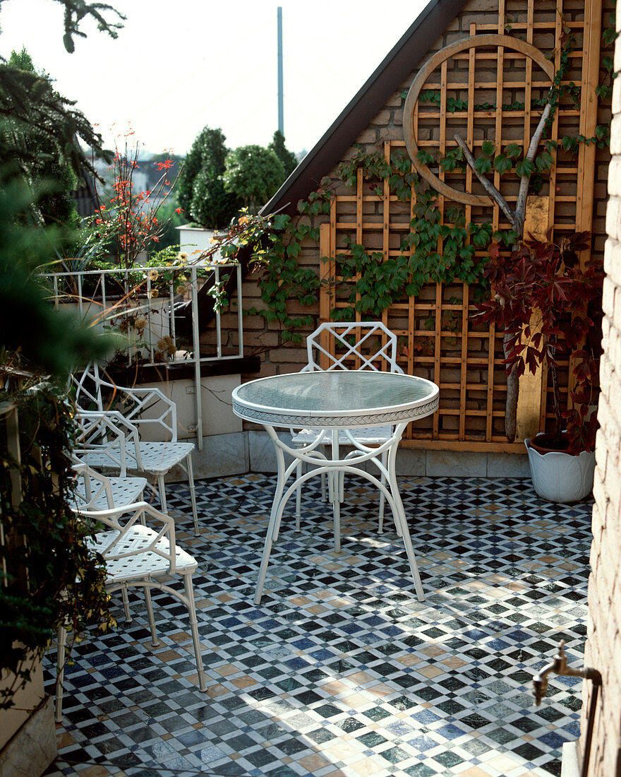 Dachterrasse mit Mosaik aus buntem Marmor