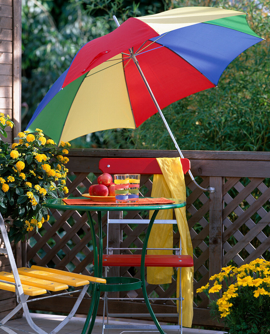 Sonnenschirm der mit einer Klemmvorrichtung ans Geländer
