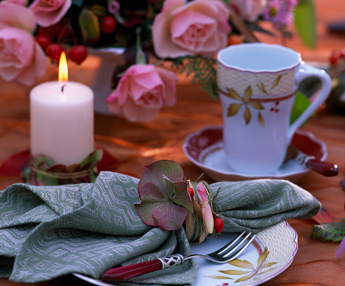 Napkin decoration: Hydrangea (hydrangea), pink (rose) and rosehip