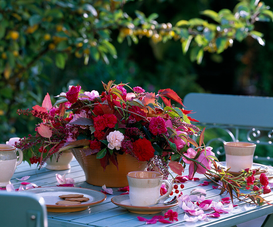 Table decoration: Pink (roses), Parthenocissus (wild vine), Erica and Calluna (heather)