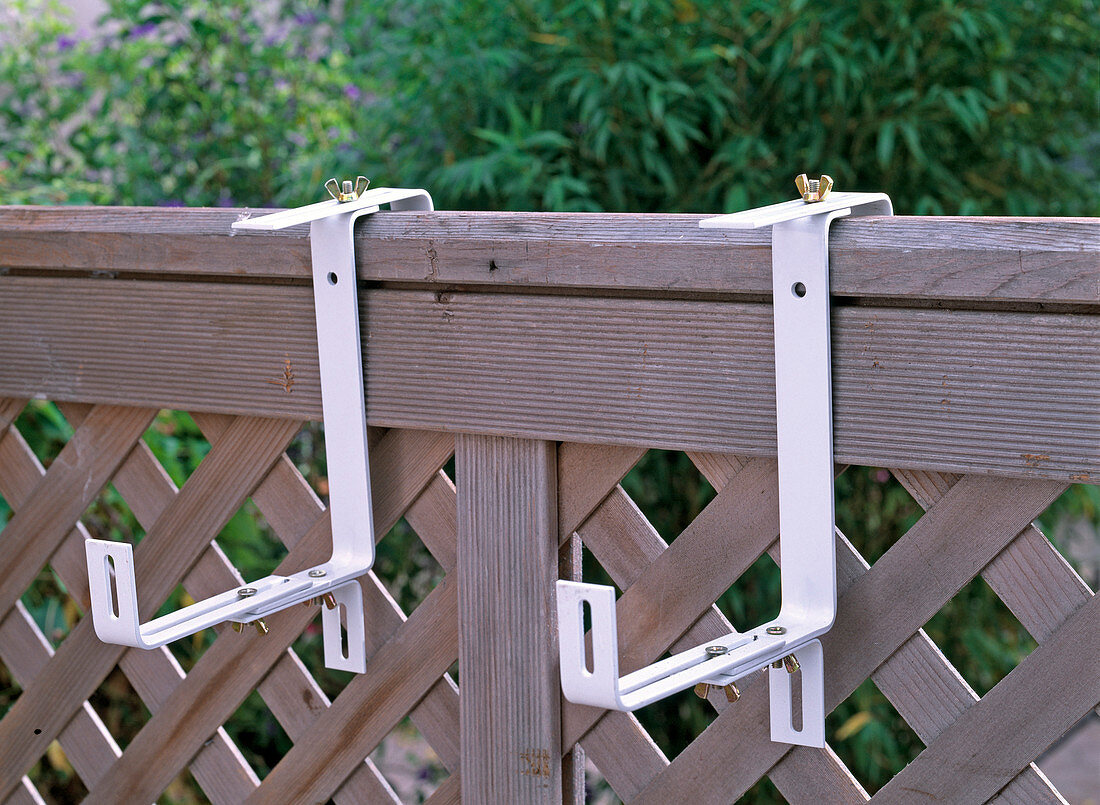 Balcony box holder