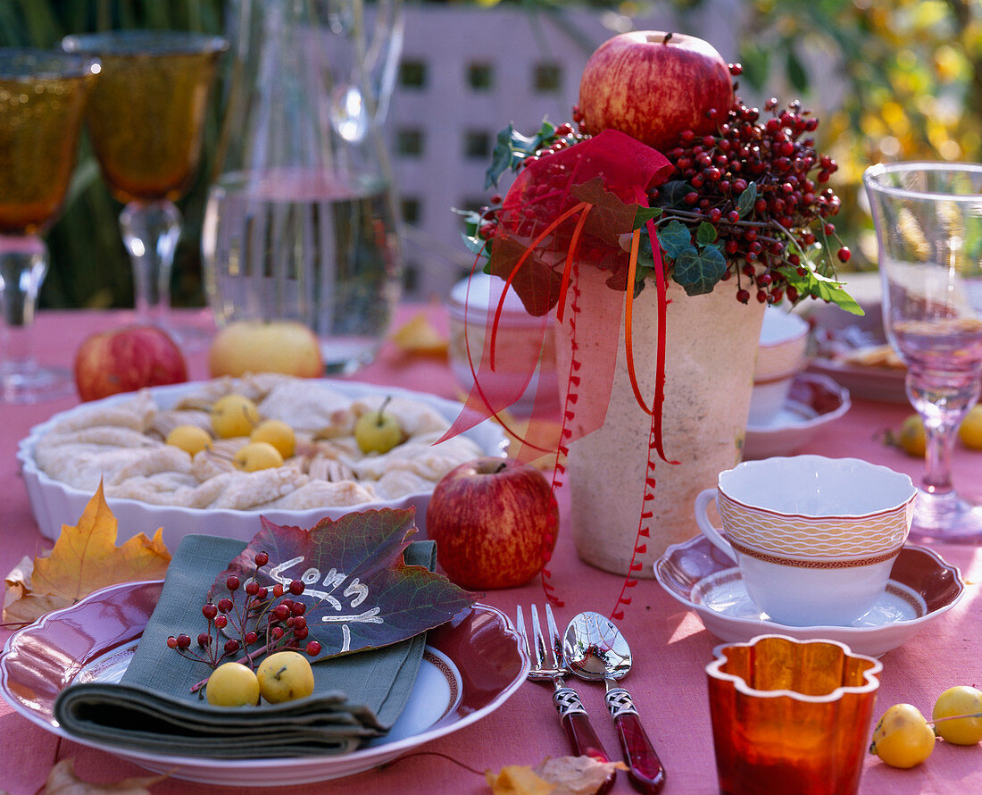 Blätterteig-Tarte mit Malus (Äpfeln), Rosa (Hagebutten), Hedera (Efeu)