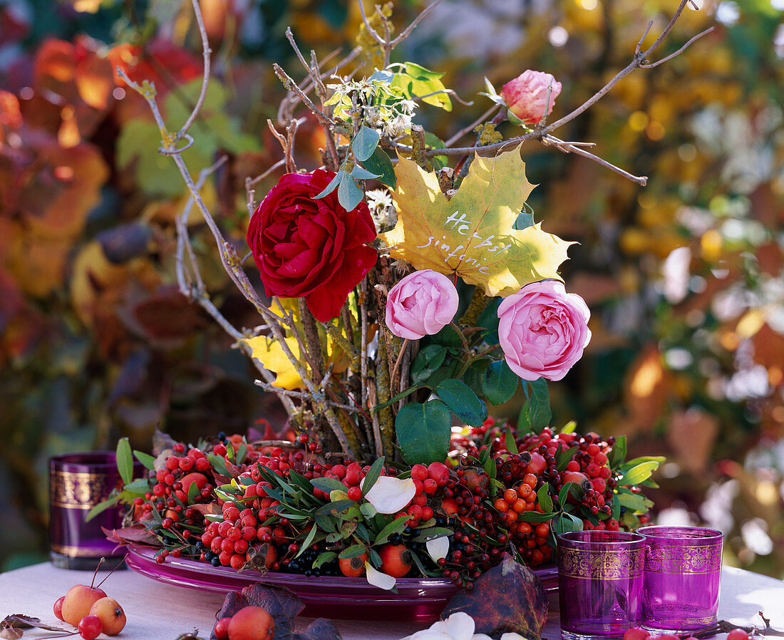 Beerenkranz mit Rosa (Rosen und Hagebutten), Sorbus (Vogelbeeren), Malus (Zierapfel)