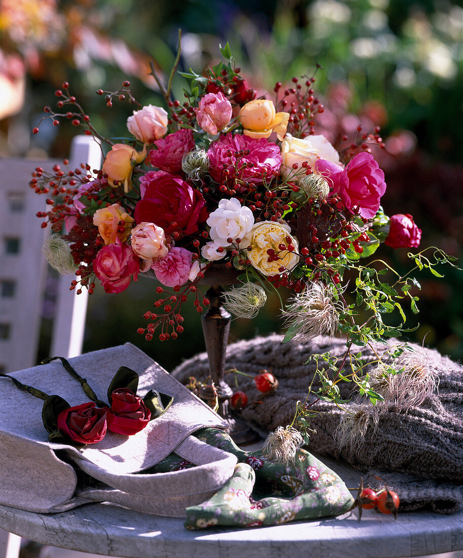 Rosa (Rosen und Hagebutten), Clematis (Fruchtstände von Clematis), Viburnum (Schneeball)