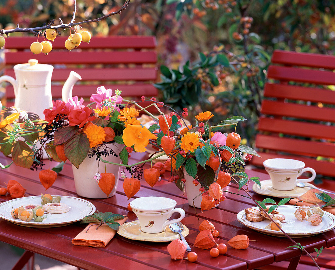 Tischdeko-Physalis (Lampionblume und Andenbeere), Rosa (Rosen), Calendula (Ringelblume)