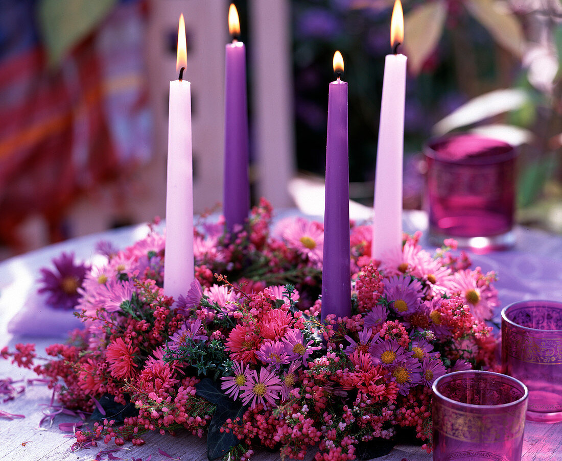 Asternkranz auf Feuchtsteckmasse gesteckt: Aster (Herbstastern), Erica (Heide)