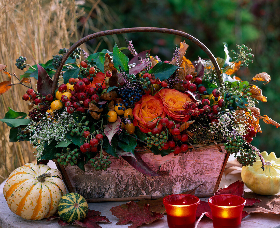 Birch basket: Rosa (roses and rose hips), Hedera (ivy), Gypsophila (baby's breath)