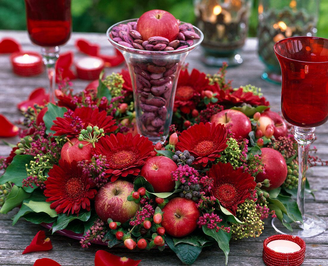 Gerbera 'Red Star', Malus (Äpfel), Hypericum (Johanniskraut)