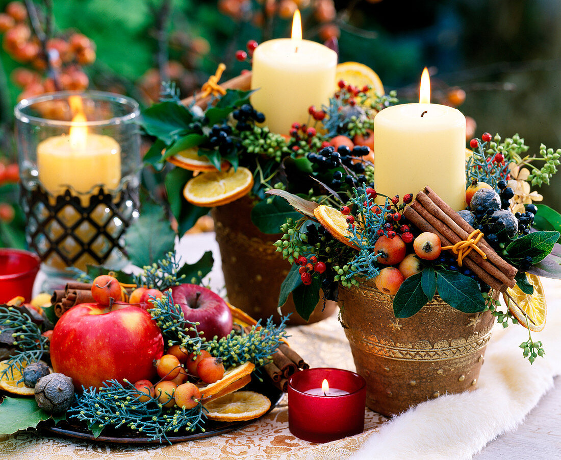 Töpfe mit Kerzen und weihnachtlicher Deko