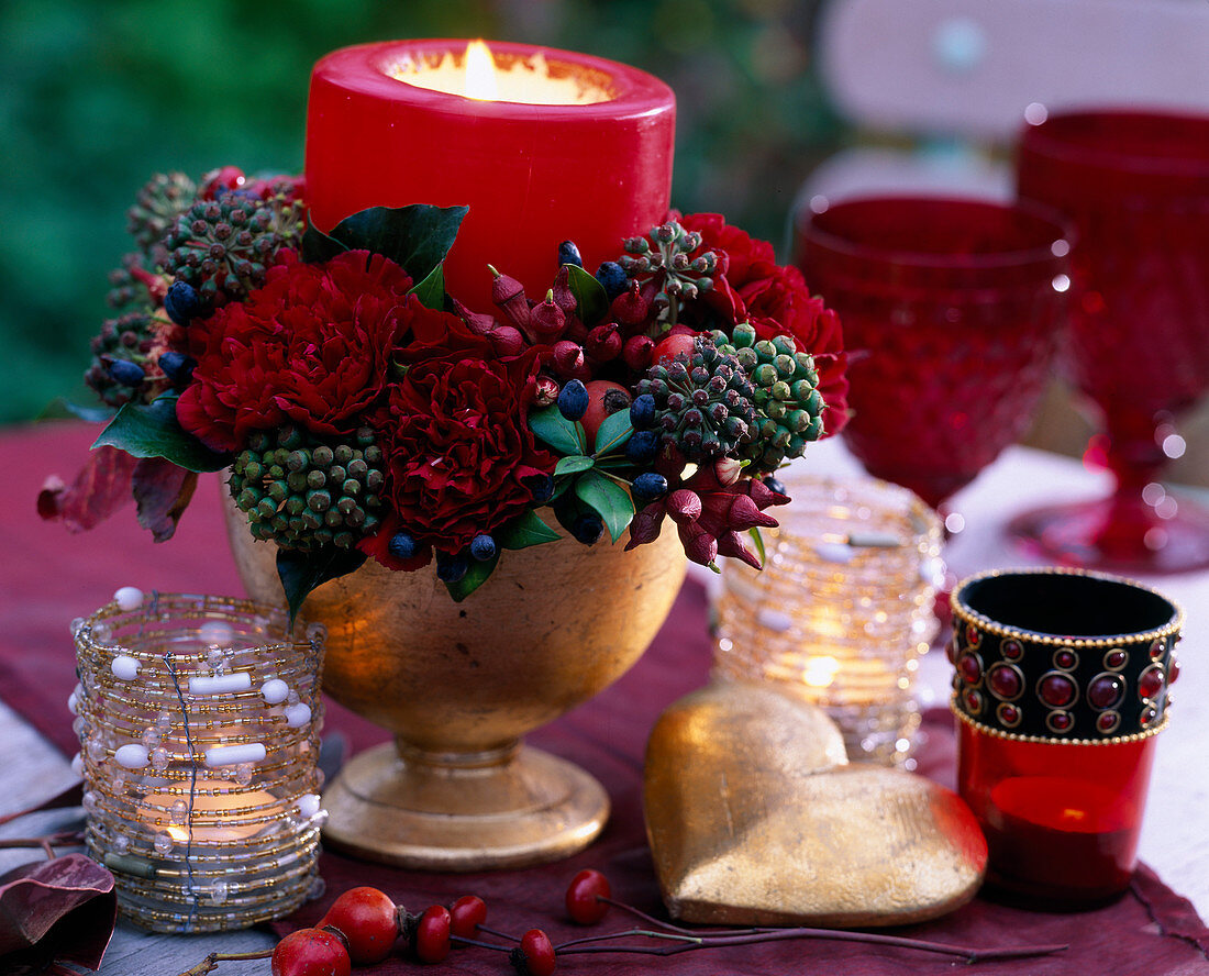 Dianthus (carnations), Hedera (ivy), Eucalyptus (fruits of Eucalyptus), Myrtus (myrtle)