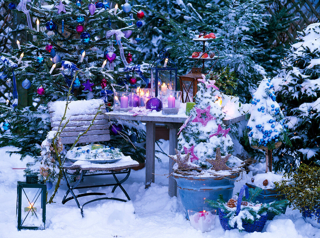 Verschneite Weihnachtsterrasse mit geschmückter Abies