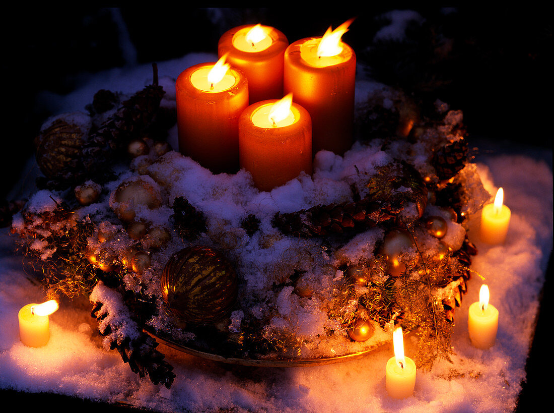 Advent im Schnee, Pinus (Kiefernzapfen), Kerzen, Kugeln, Engelshaar